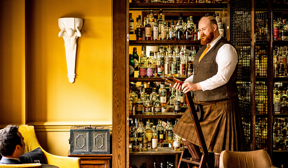 Cameron Ewen der Head Whisky Ambassador in der Bar 'Scotch' im The Balmoral Hote in Edinburgh